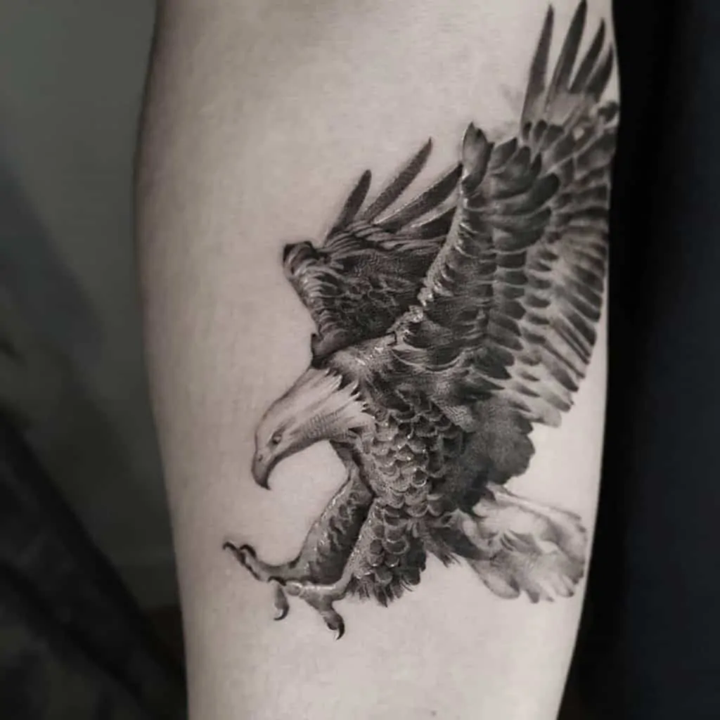 Микрореалистичная татуировка орла