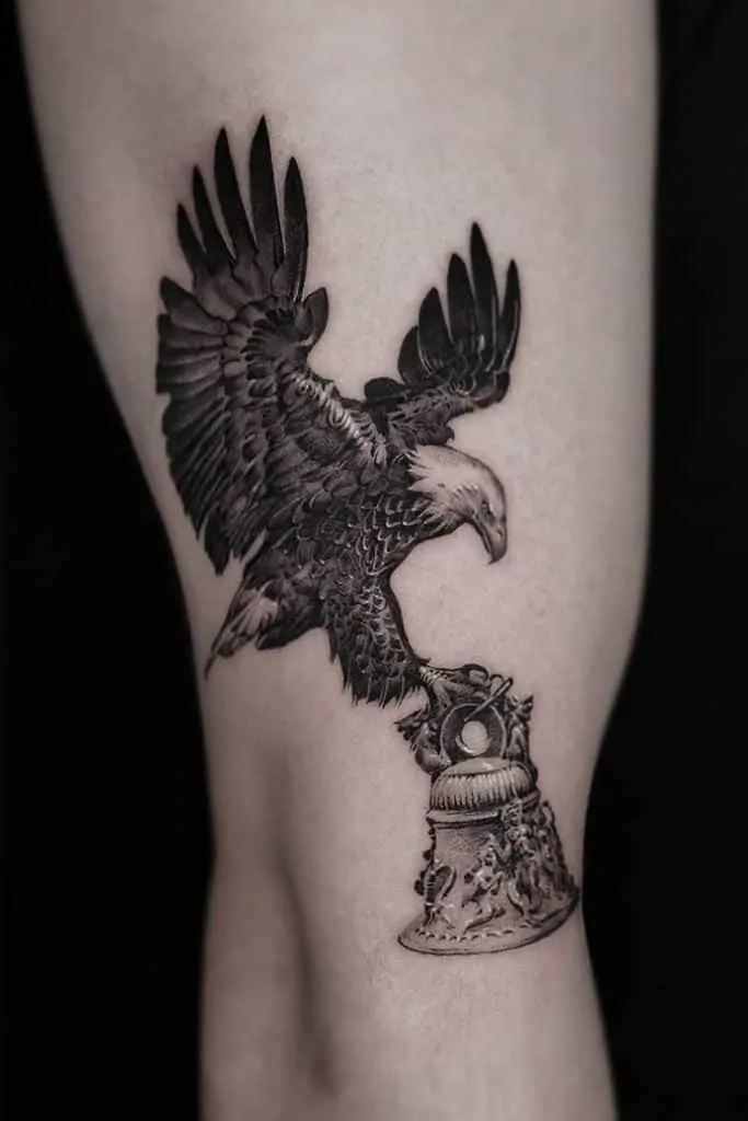 Микрореалистичная татуировка орла