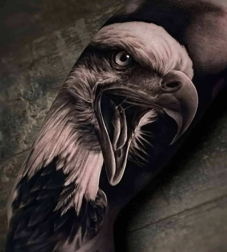 Реалистичная татуировка орла