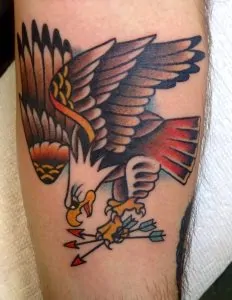 Татуировка со стрелкой и орлом