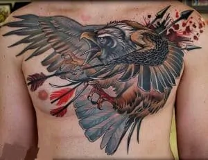 Татуировка со стрелкой и орлом