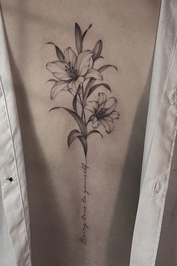 Lilie mit Phrase Tattoo