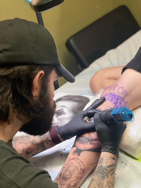 Kyle Zuena tattooing a client