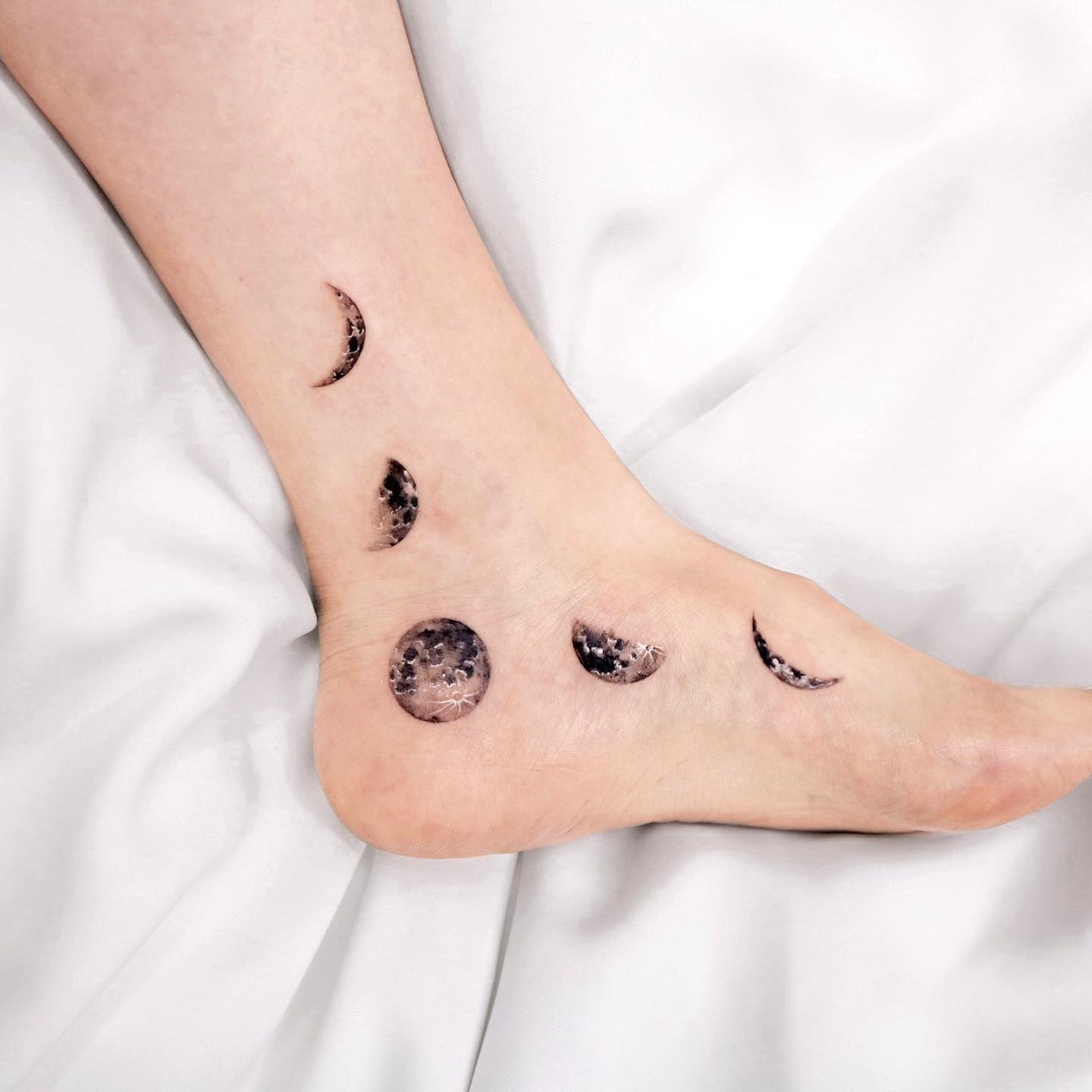 30 Crescent to Full Moon Tattoo Ideas for Women – MyBodiArt